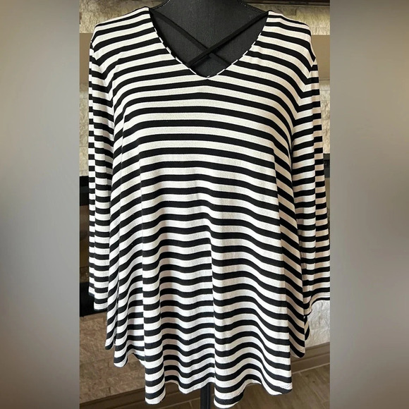 Chico's Tops - Chico's Size 1 black/white striped swing long sleeve shirt